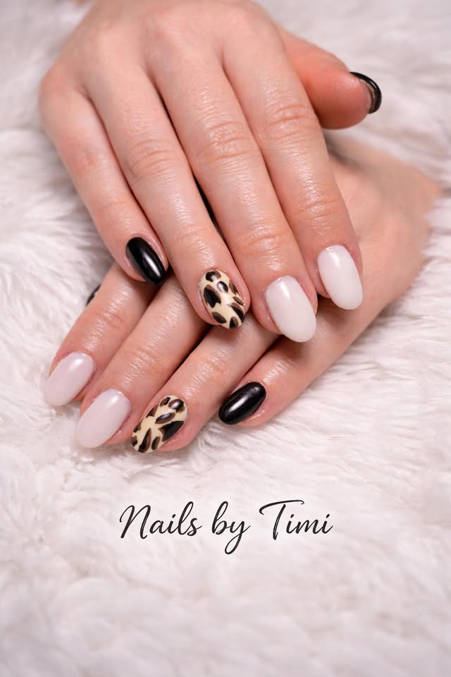 Fekete, fehér és leopárdmintás körmök a Nails by Timi nyilvános arculati fotóján